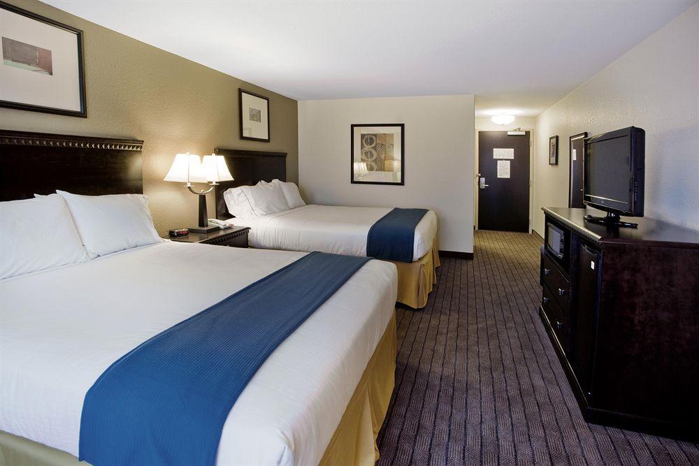 Holiday Inn Express & Suites Moultrie, An Ihg Hotel Room photo