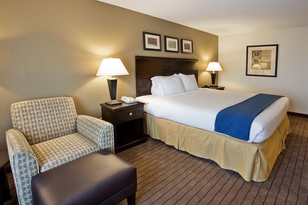 Holiday Inn Express & Suites Moultrie, An Ihg Hotel Room photo